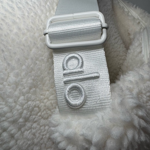 Alo Yoga Sherpa On The Go Sling Bag in ivory - Picture 10 of 13